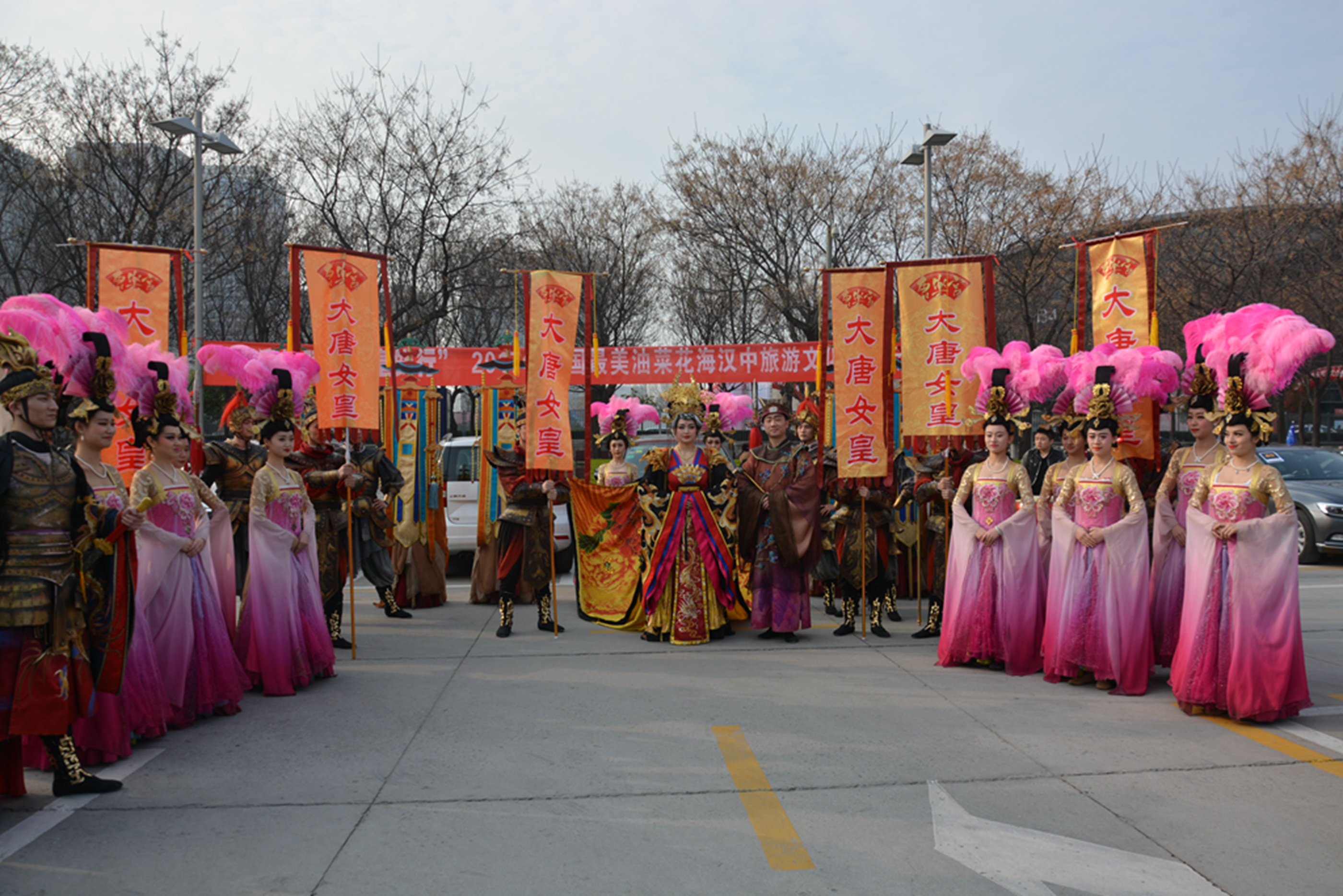 《大唐女皇》饯行出征仪式已经结束,可是围观的观众却久久不愿散去.