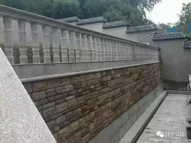 庭院:   高低错落的围墙设计倒是给庭院多了一丝别样的风景,亭台