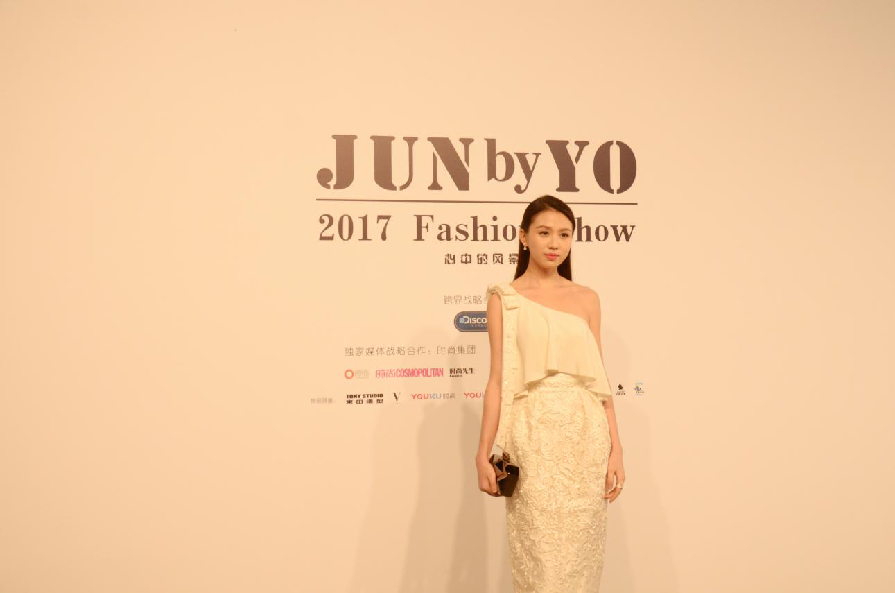 演员梁雪芹受邀参加胡军王怡鸥服装品牌新品发布会