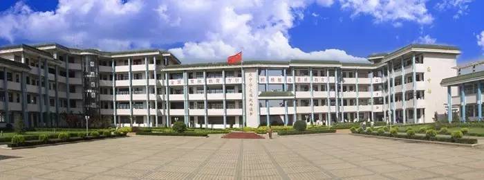 毕节市民族中学创建于1992年,学校位于毕节市倒天河畔,碧阳湖边,校园