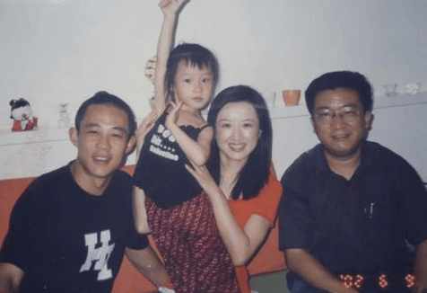 侯勇与前妻沈蓉结婚二十年(1992年-2011年) 在走红之前,侯勇和大学