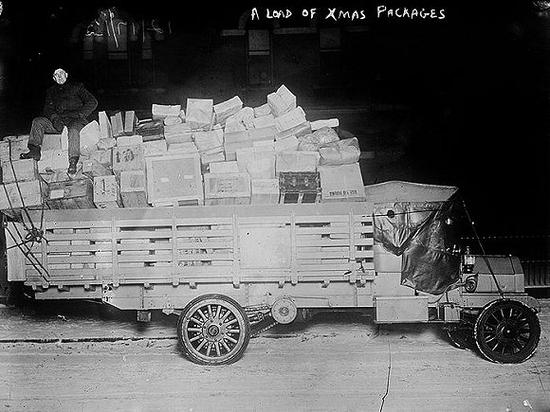 历史 正文  邮递员们拿着节日礼包的样子,摄于1910年至1915年之间