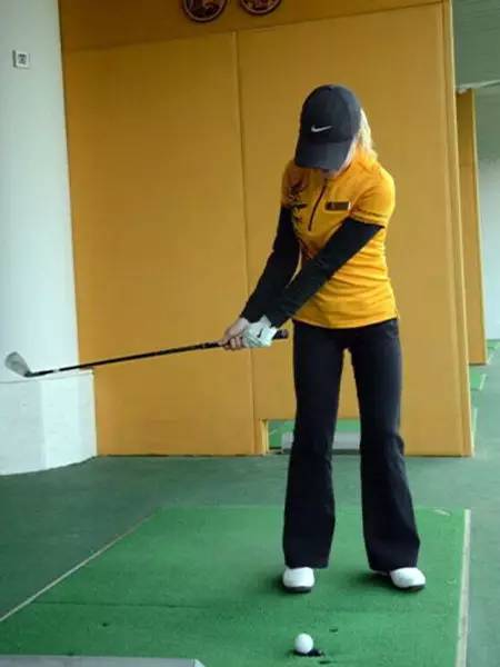 【实用】美国PGA女教练传授切滚球挥杆技巧
