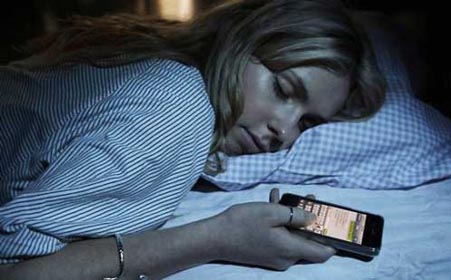 晚上睡眠时间,手机放在哪里最为适合 - 微信公