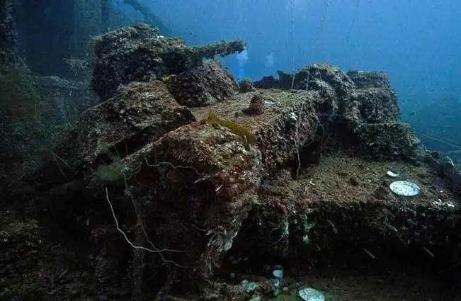 特鲁克泻湖探秘全球最大船舶墓地