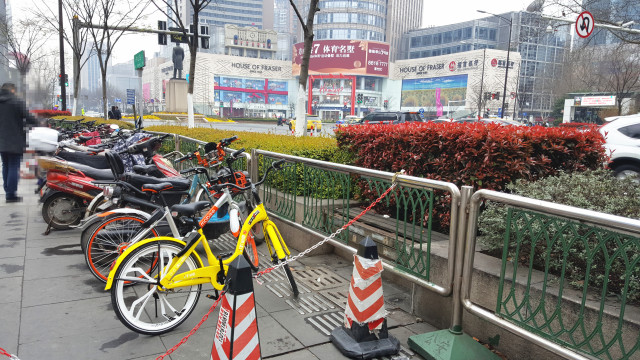 那么问题来了,南京城区道路拥挤,既然为了方便非机动车使用者停车