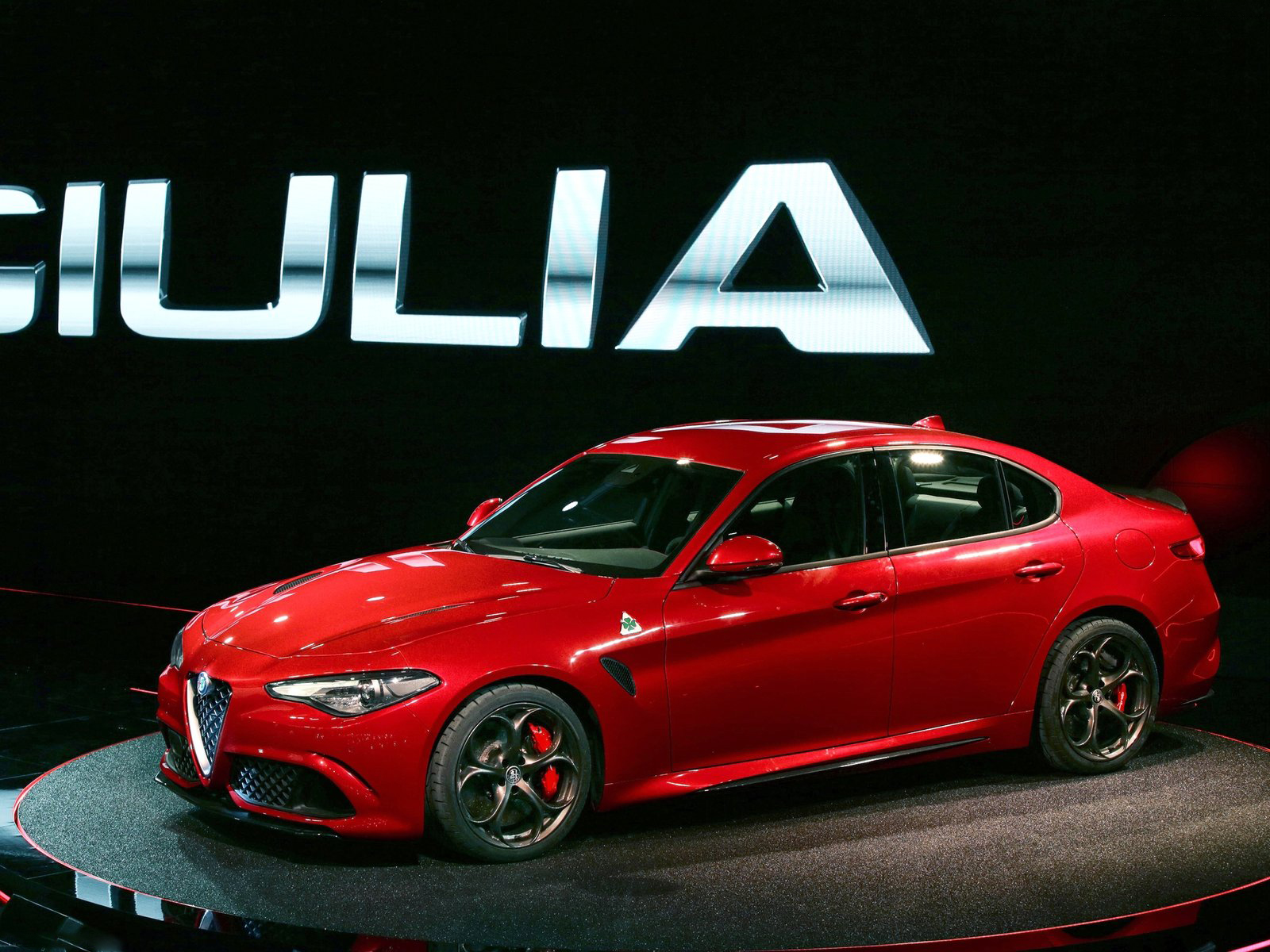 阿尔法罗密欧giulia33万起,能pk奔驰c,宝马3吗?