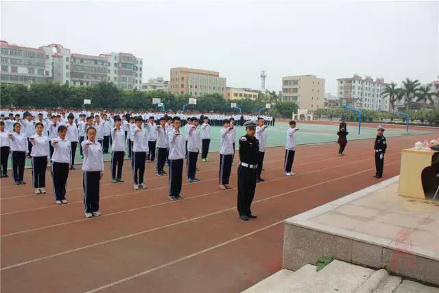 【创文】交警大队联合六都中学开展警民共育文明使者活动