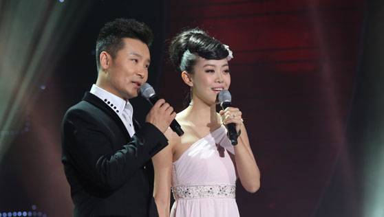 刘和刚与妻子同台演唱《中国好家风》,难得一见!
