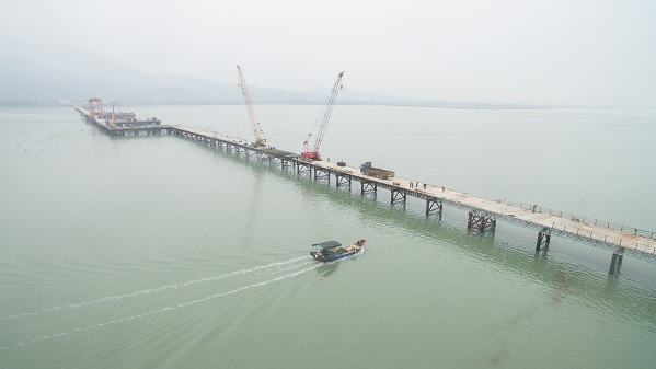 3月17日,漳江湾特大桥钢栈桥云霄段与漳浦段顺利合龙.