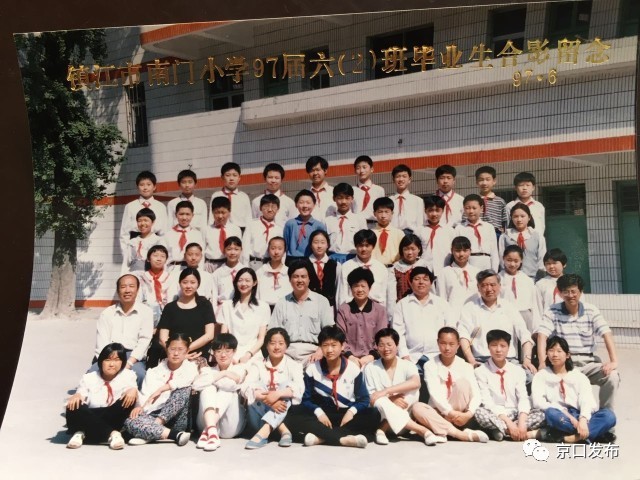 学校的前身是创办于1933年的镇江市南门小学,2008年与靳家巷小学合并