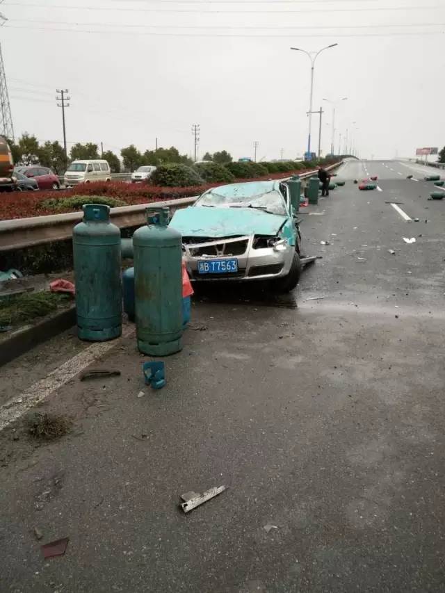 今天早上奉化东环路发生惨烈车祸内附视频