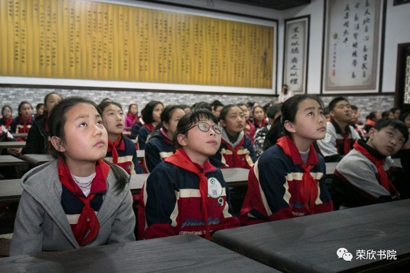 今天阳光明媚,万里无云,微风习习,漕泾中学的同学们早早地就出发来到