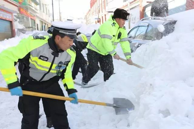 微图集 12张照片 带你走近雪中交警