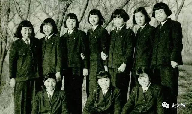 创建于1922年的饭山高等女校校服,30年代初期的冬装,显得有点臃肿.