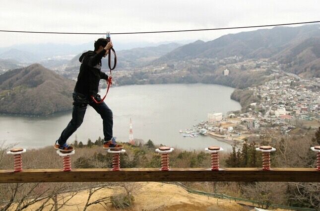 日本游乐园在悬崖建独木桥 让游客体验作死的快感