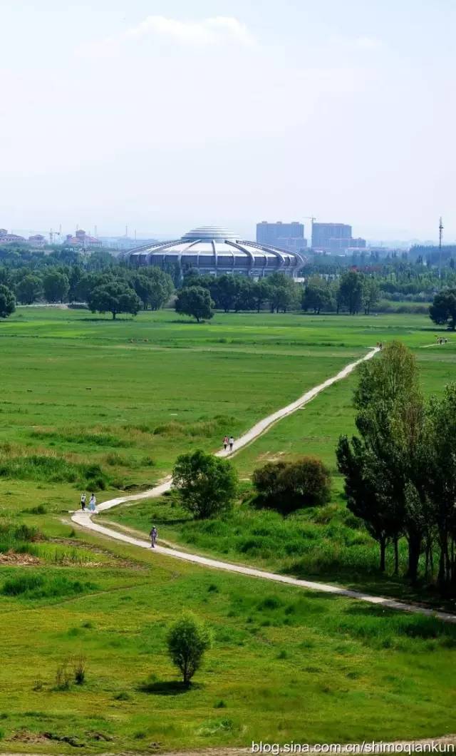 包头市市内的"赛汗塔拉生态园",又名"成吉思汗草原生态园",赛汗塔拉