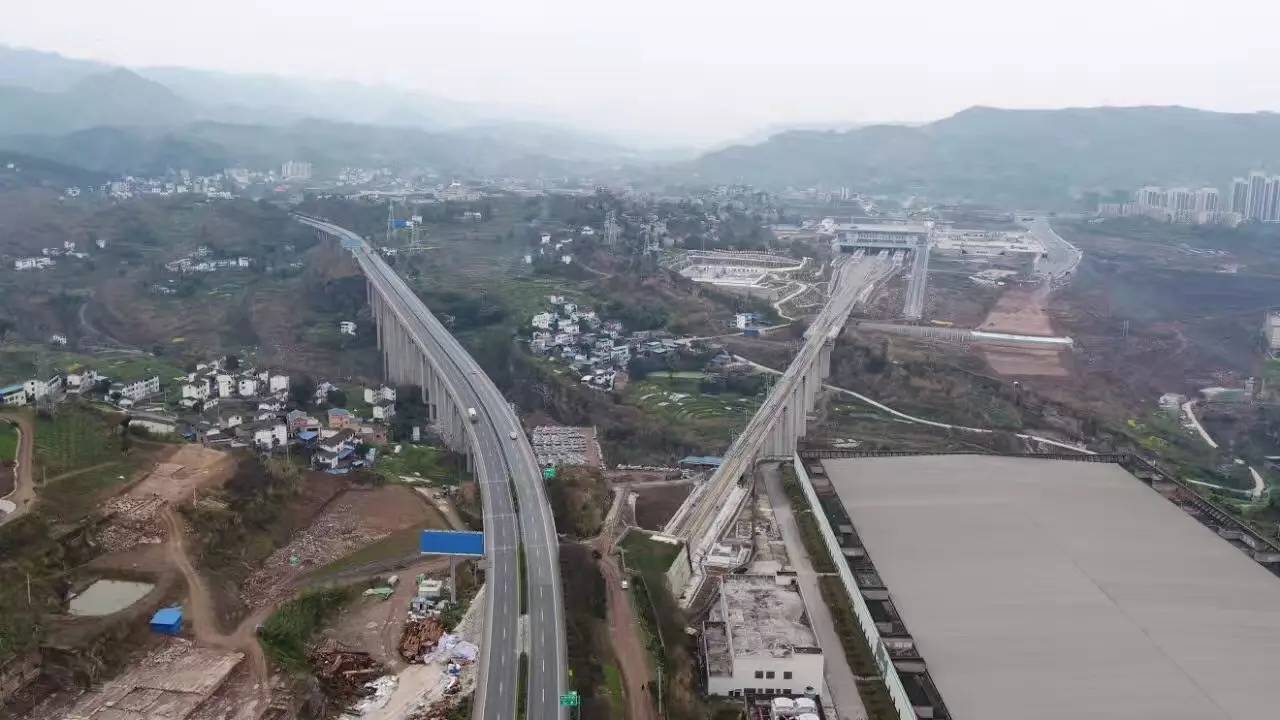 帅爆!航拍万州高铁高速交汇,大气