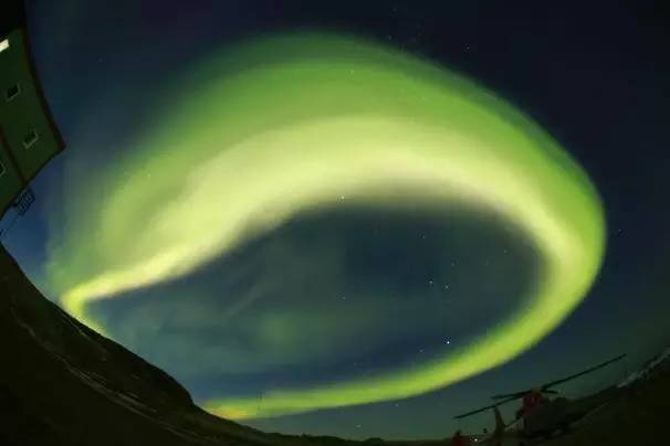 传说中,当极光女神"欧若拉"(aurora)用五色焰火照亮天空时,这世间的