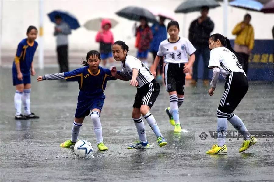 足球小将展风姿桂林市小学生五人制足球赛雨中