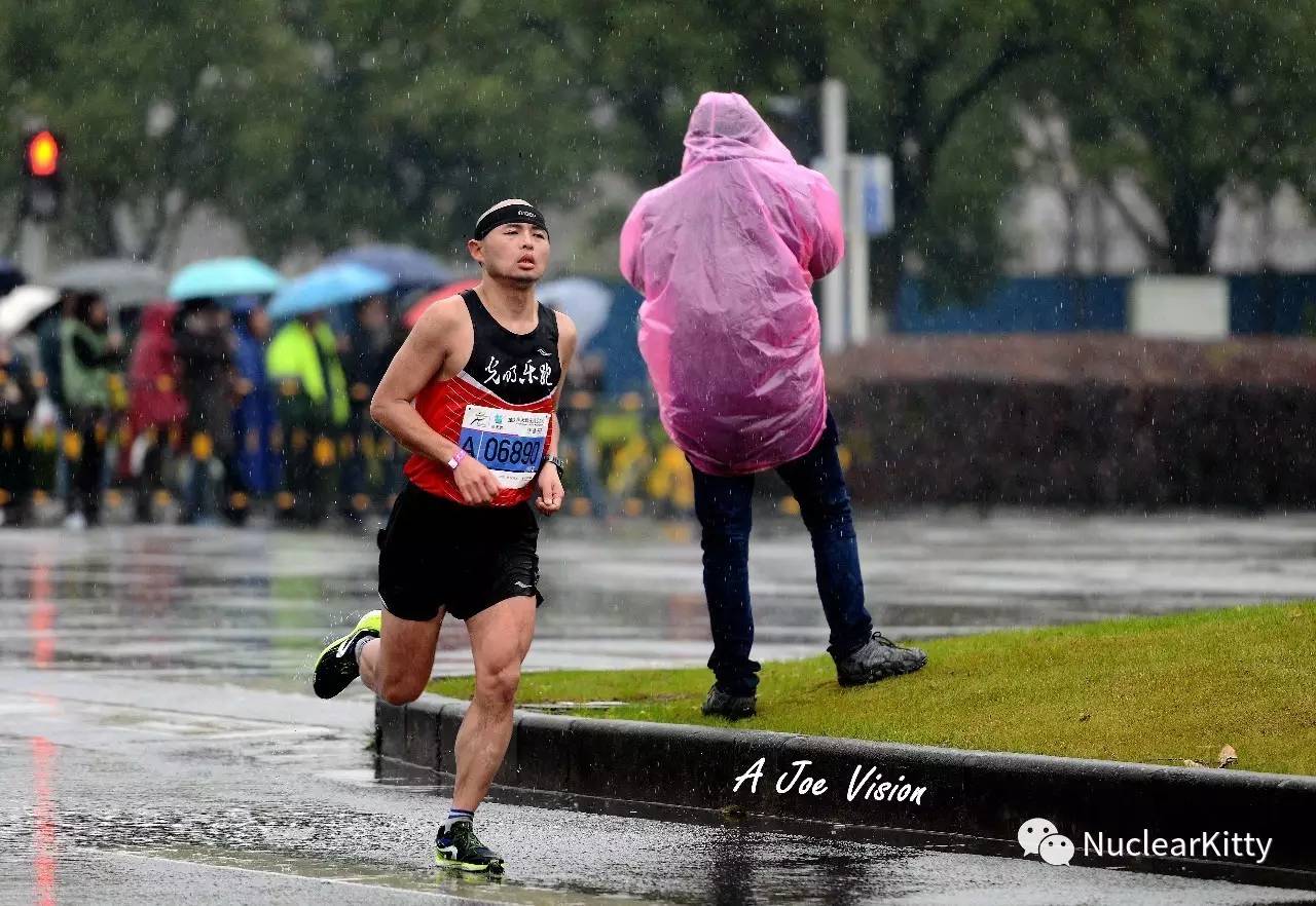 体育 但跑者们并没有因为大雨而停止脚步 他们在雨中奔跑向前.