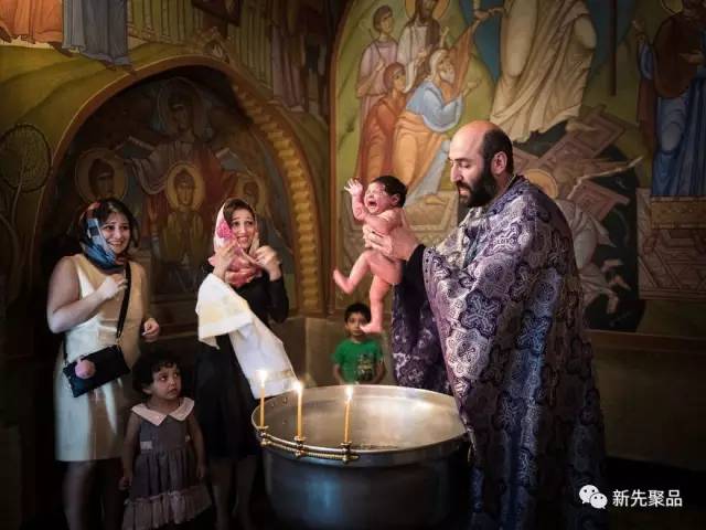 神父将婴儿抱至圣水盆进行洗礼过程组别:文化摄影师:emrah