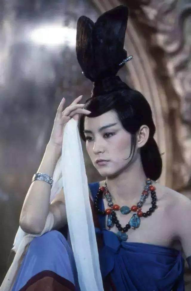 《新蜀山剑侠》中,美成壁画中人的林青霞,发型也是 惊鹄髻变式.