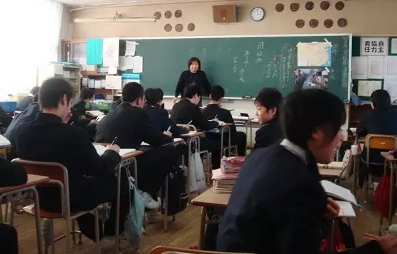 (日本中学课堂)黑板发明以后,老师上课站立的时间越来越多,等到19世纪