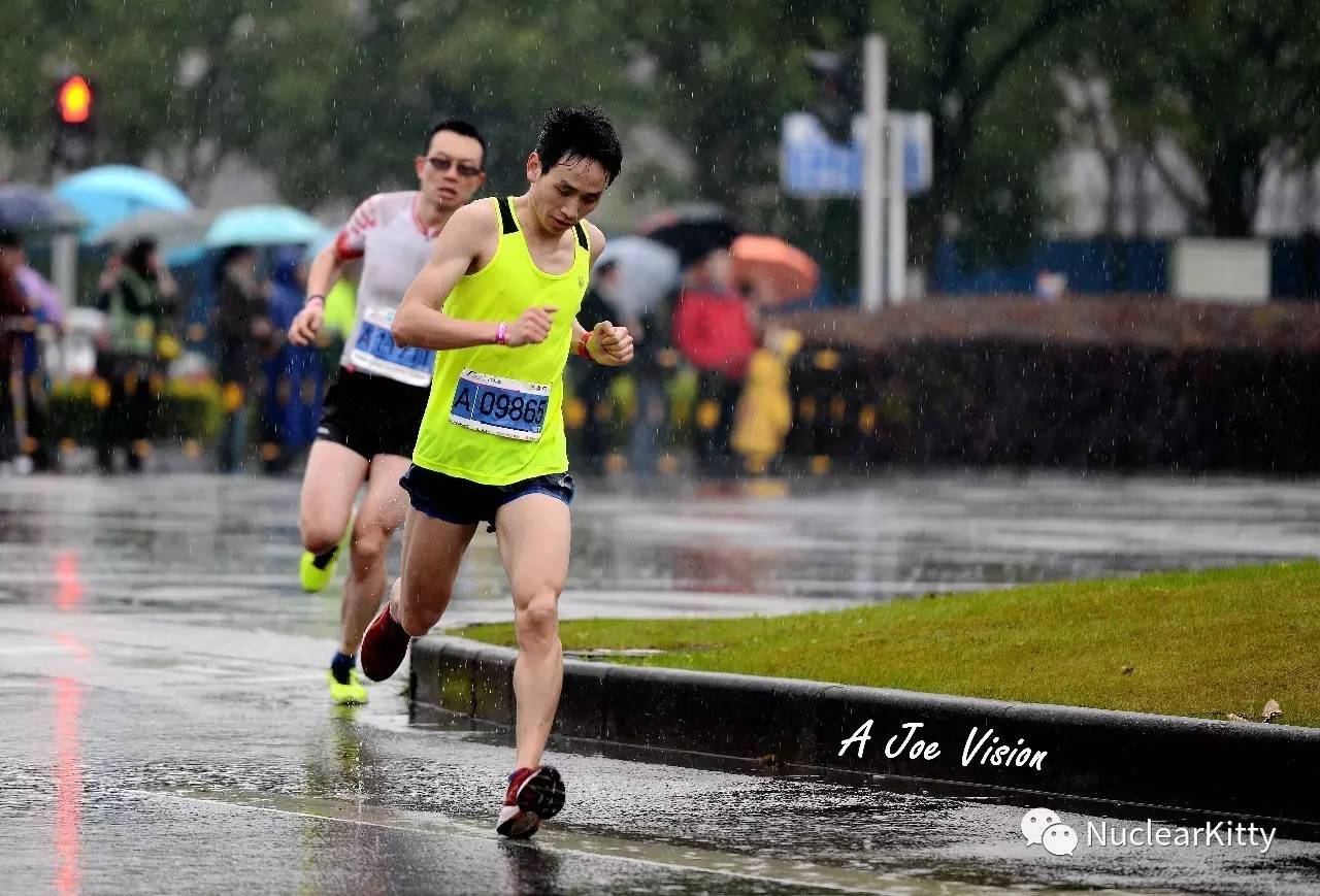 体育 但跑者们并没有因为大雨而停止脚步 他们在雨中奔跑向前.