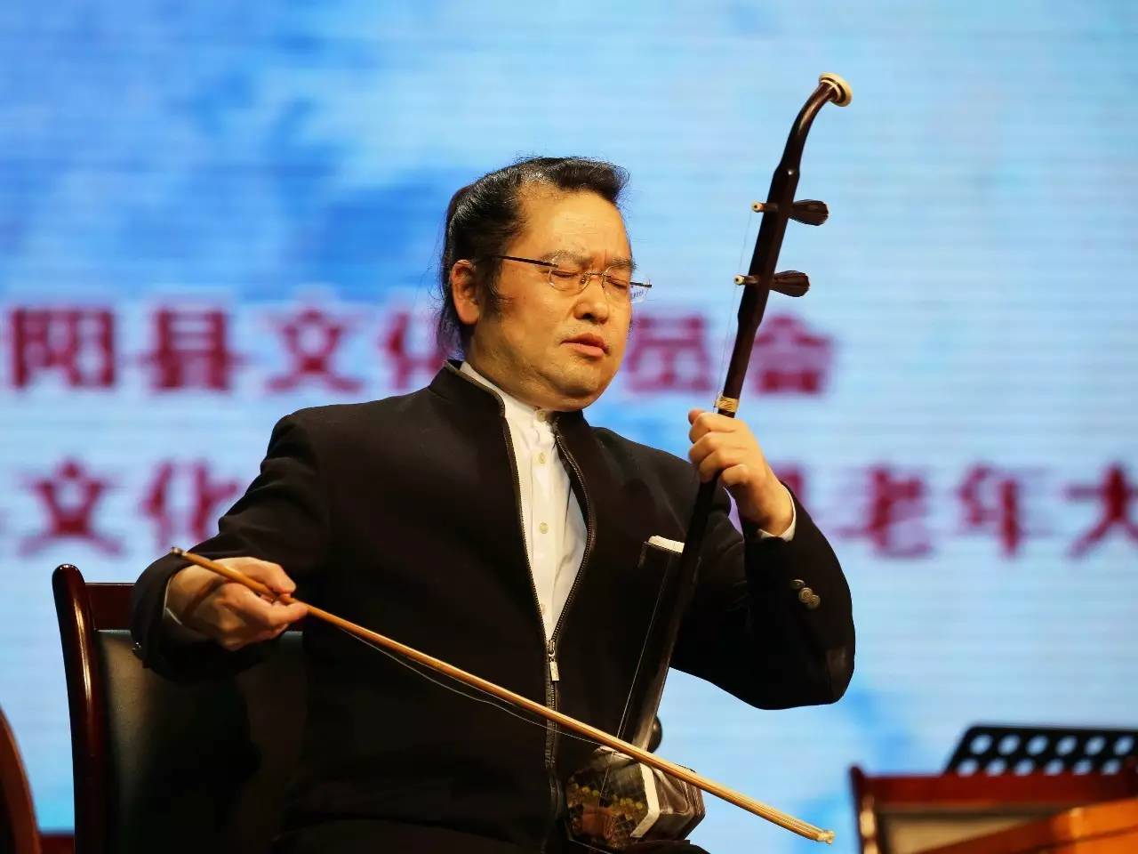 既有蒙古风格的音阶节奏,又有同汉族音乐中常用的装饰音,全国二胡名家