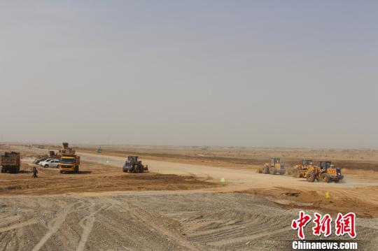 图为新疆兵团第一师阿拉尔市通用飞机场改扩建工程已开工 李桃 摄