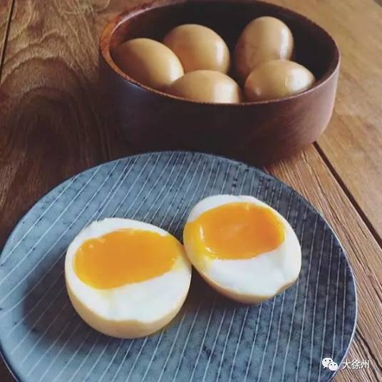 3,水煮蛋是营养保留最全的做法,如果觉得味道单调,可以将煮好的蛋