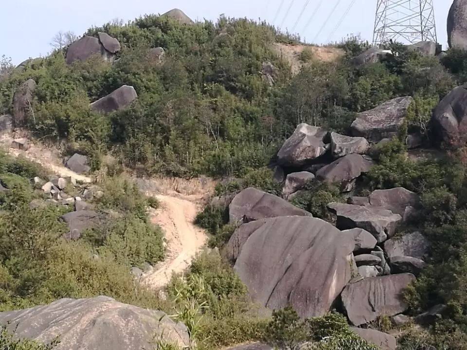 塘川山上奇形怪状的石头还有很多,大多叫不出名字,正等着我们发挥想象