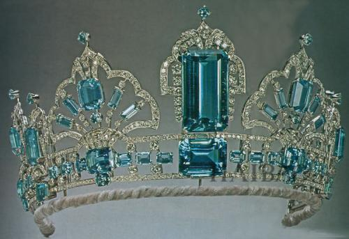 伊丽莎白二世佩戴巴西海蓝宝王冠