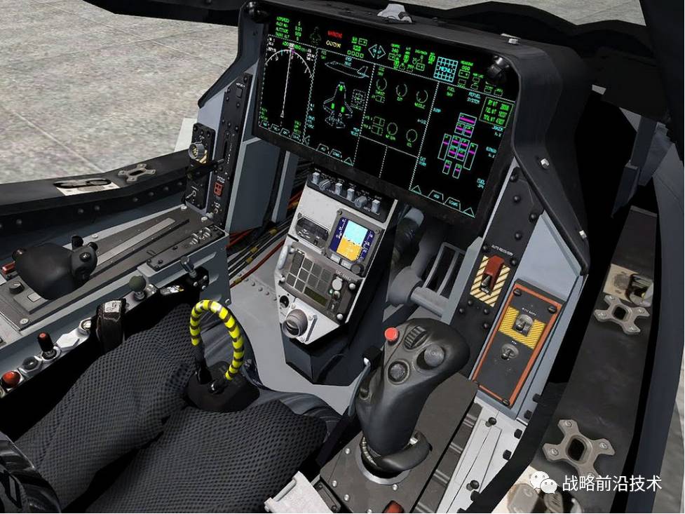 在驾驶舱内,j-20有三块大屏彩色显示器,再加上其它小屏幕,和一个全息