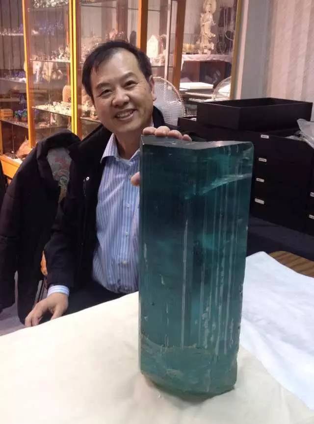 矿物精品:海蓝宝巨晶,45厘米高,世界顶级,巴西