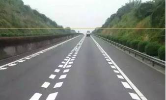 横向减速标线是一组平行的白色虚线,用于提醒驾驶员注意减速.