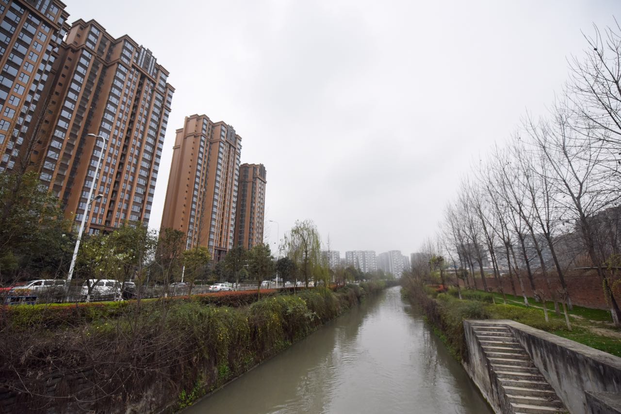 流经西航港街道白家场社区,在江安社区处汇入江安河