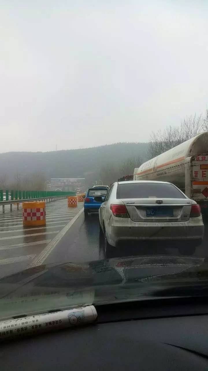 雨天晋城高速发生车祸!道路拥堵严重,走