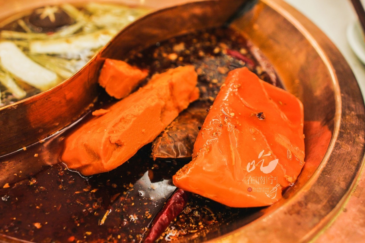 四川火锅的灵魂就是牛油的锅底,厚厚的牛油红彤彤的,光是看到就已经