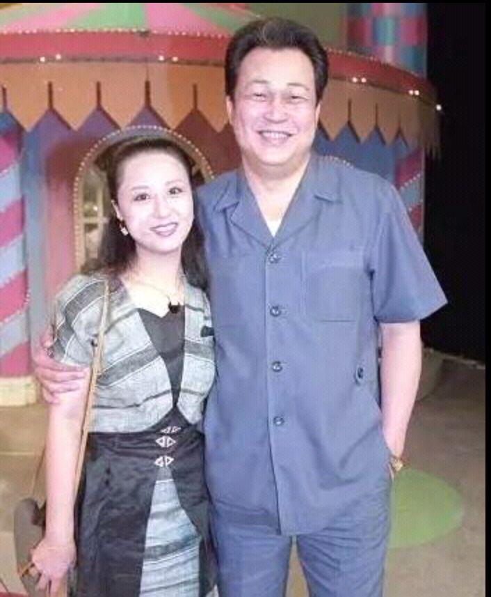 金超群的妻子名为陈琪,本是某市医院的护士,和金超群在一起后,机缘