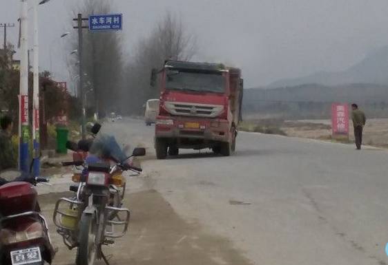 浠水散花老街到桥头的路段,发生了一起车祸.