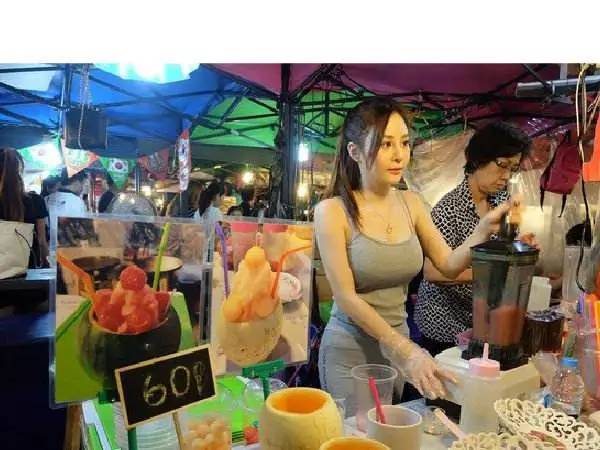 估计还是第一次但在南宁看见卖粉的美女老板娘泰国夜市卖果汁的美女