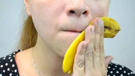 她把香蕉皮抹脸上,第二天起床。