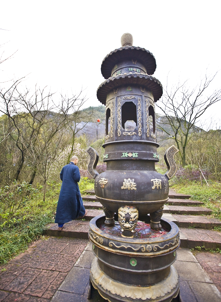 南岩寺一座藏在洞穴里的千年古寺