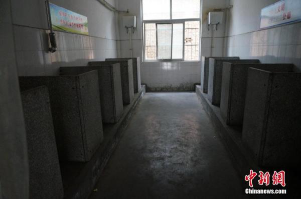 河南濮阳踩踏事故小学开始改造厕所:"每层都有",本周完成(组图)