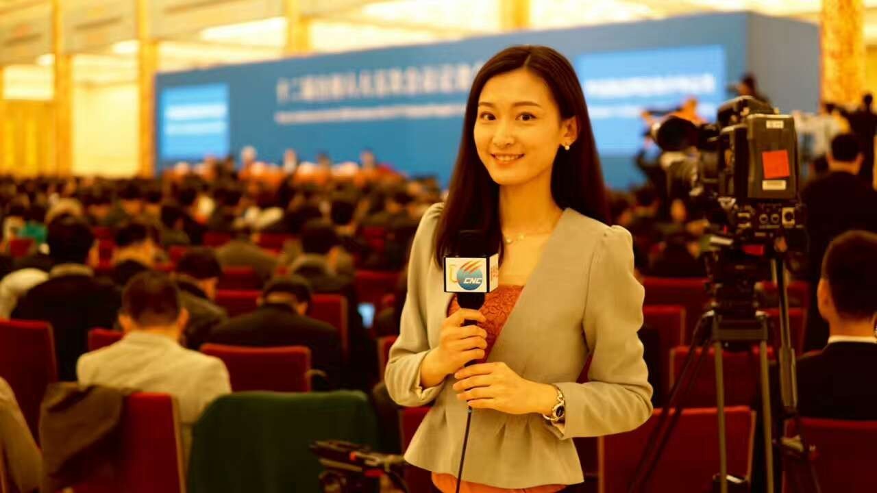 第二次参加两会报道的蒋在怡,相比三年前更加沉稳和自信,但也免不了