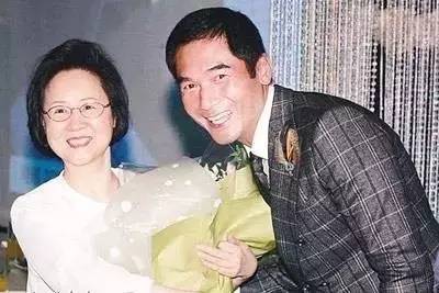 1959年, 琼瑶与同样爱好写作的庆筠结婚, 但是随着琼瑶在创作上的