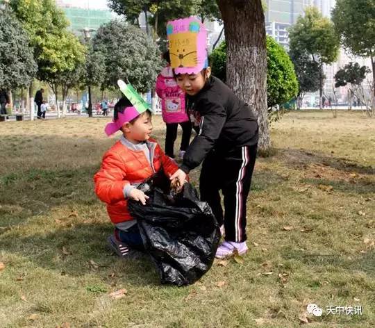 驻马店第一幼儿园开展游公园捡垃圾公益环保活