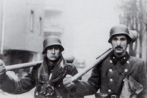 匈牙利独裁者霍尔蒂检阅部队 霍尔蒂的儿子也在东线阵亡